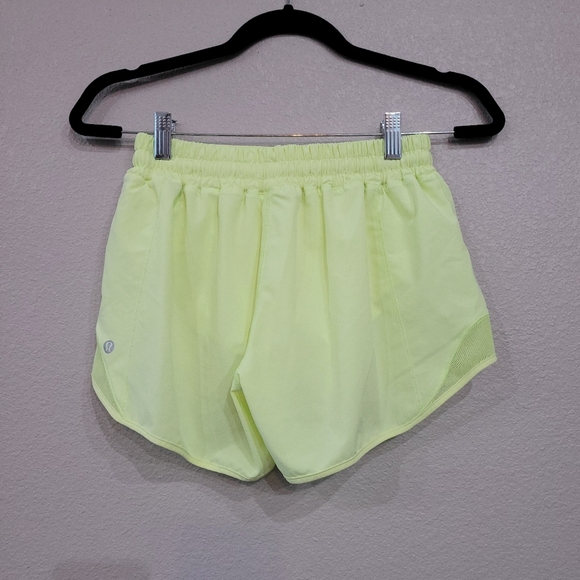 LULULEMON Shorts,  Hotty Hot Shorts, Size 6, New Condition - Picture 4 of 7
